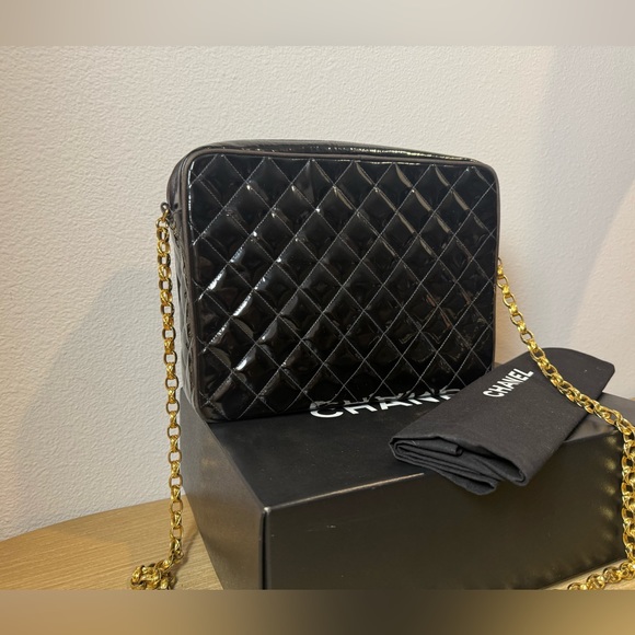 CHANEL vintage Large pocket quilted camera bag - Picture 8 of 12